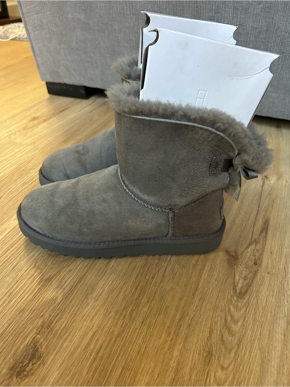 UGG Women’s Mini Bailey Bow II Boots Grey Charcoal SheepSkin Size 8 Ankle - Picture 2 of 6